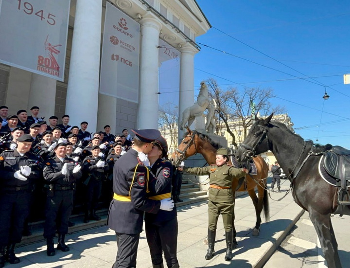 Она сказала «Да»: петербургский полицейский-кавалерист сделал предложение избраннице