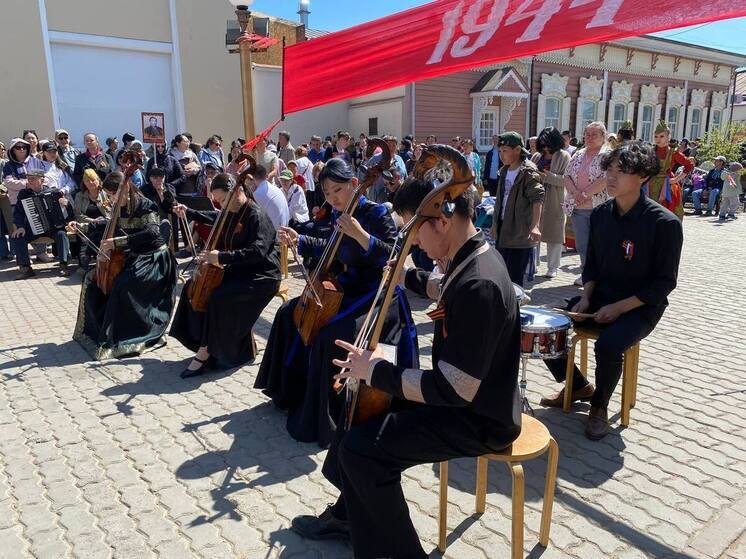 В Улан-Удэ студенты музыкального колледжа выступили на местном Арбате