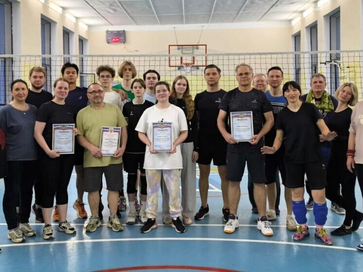 I dipendenti pubblici protestano contro gli studenti del liceo sul campo di pallavolo di Khabarovsk