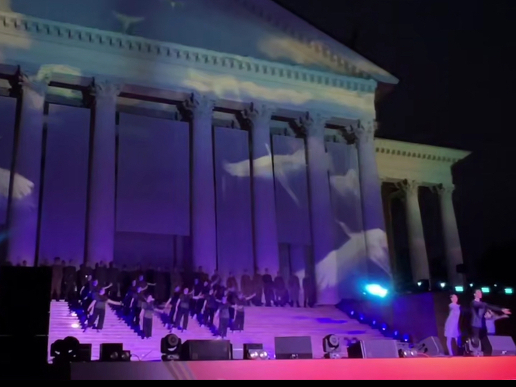 Сочи отметил 80-летие Победы в ВОВ театрализованным концертом и световым шоу