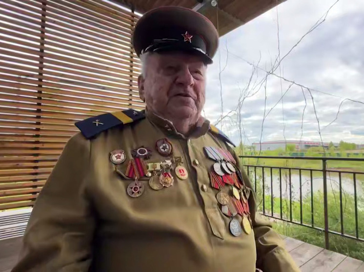Во время Парада Победы рядом с президентом России сидел ветеран из Подмосковья