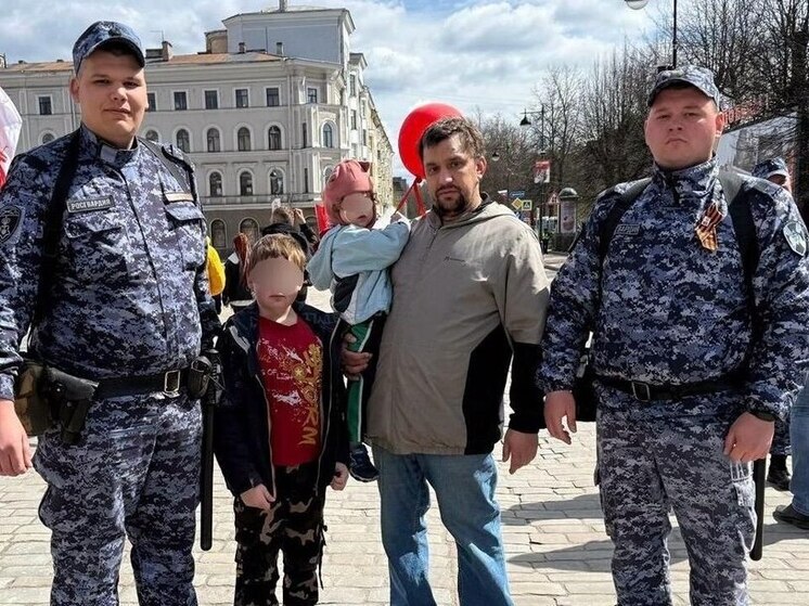 В Выборге росгвардейцы разыскали потерявшегося на Красной площади ребенка