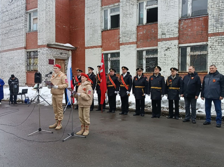 В ЗАТО Александровск труженице тыла устроили мини-парад во дворе дома