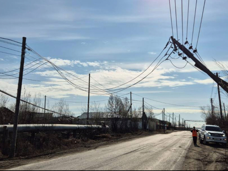 В поселке Хандыга водитель автомобиля сбил опору