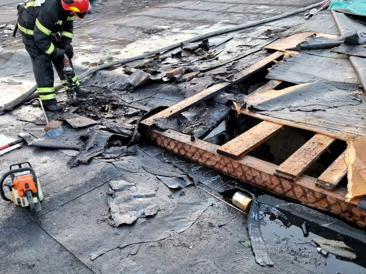 I vigili del fuoco evacuano la bombola di ossigeno dal garage in fiamme a Kandalaksha
