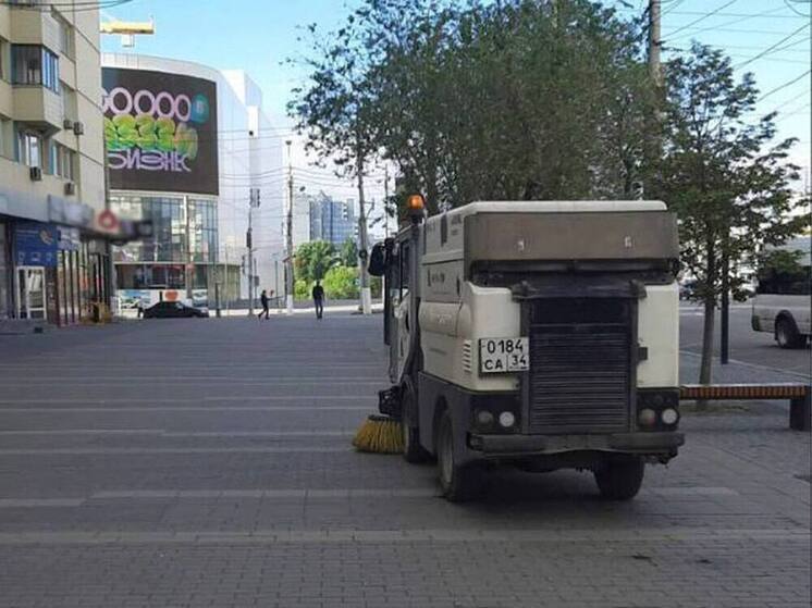 В Волгограде 10 мая для уборки улиц задействовали спецтехнику