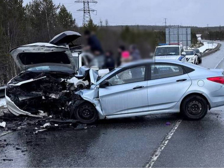 Hyundai вылетел на встречку и столкнулся с Mazda на трассе «Кола»
