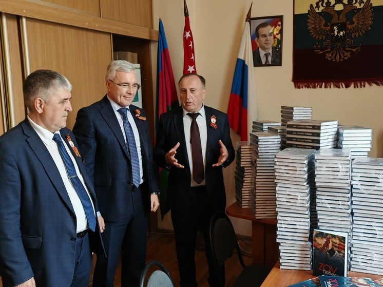 Эдуард Кузнецов передал Центру национальных культур книги о героях прошлого и настоящего