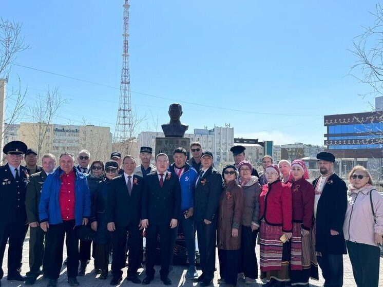 Церемония возложения цветов к бюсту татарского поэта, Героя Советского Союза Мусы Джалиля, прошла в Якутске
