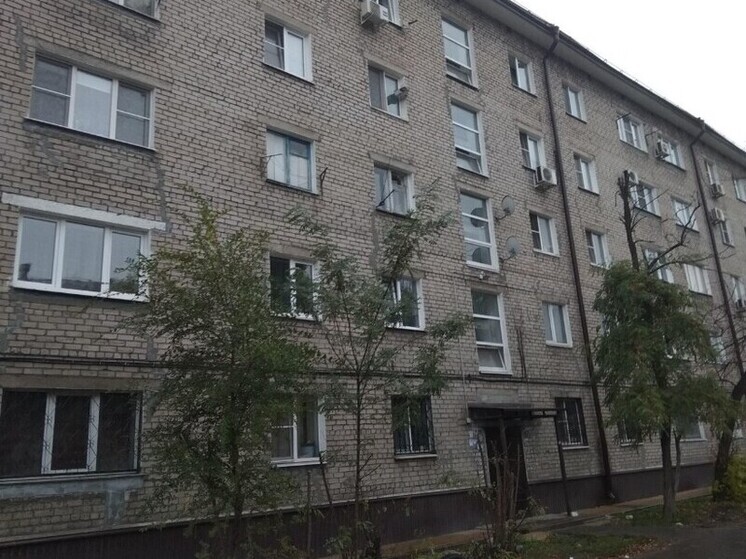 Неприятный запах в липецком подъезде привел к страшной находке в одной из квартир