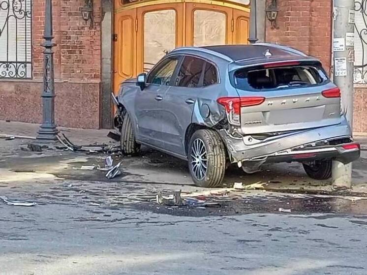 В Самаре внедорожник Haval врезался в столб и едва не влетел в здание