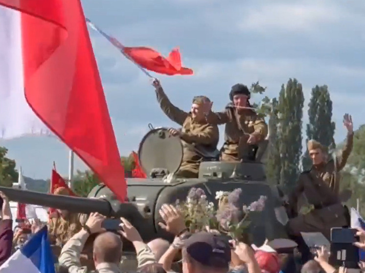 В Праге на митинге в честь Дня Победы хором спели «Священную войну» и прокатились на Т-34