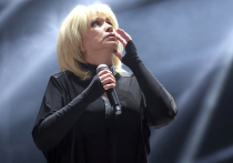 Ирина Аллегрова, появившись на концерте в честь Дня Победы, удивила поклонников не только проникновенным вокалом, но и внешностью