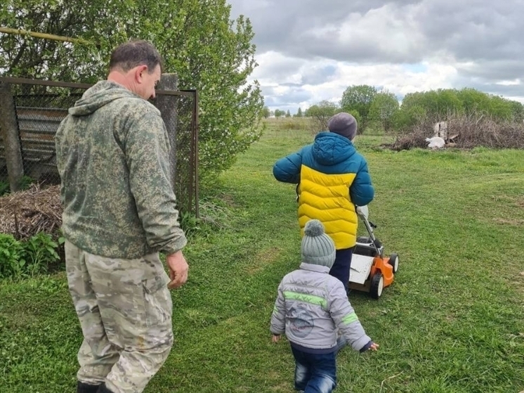 Глава Бабынинского района провёл семейный субботник