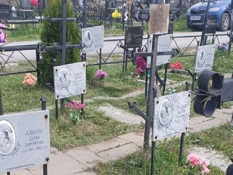 Волонтёры привели в порядок детские могилы на Воскресенском кладбище в Рязани