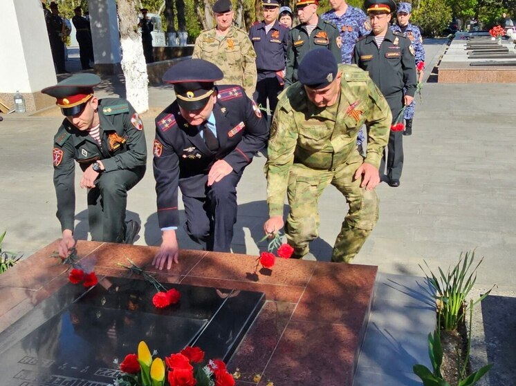 В Севастополе росгвардейцы почтили память Героя Советского Союза