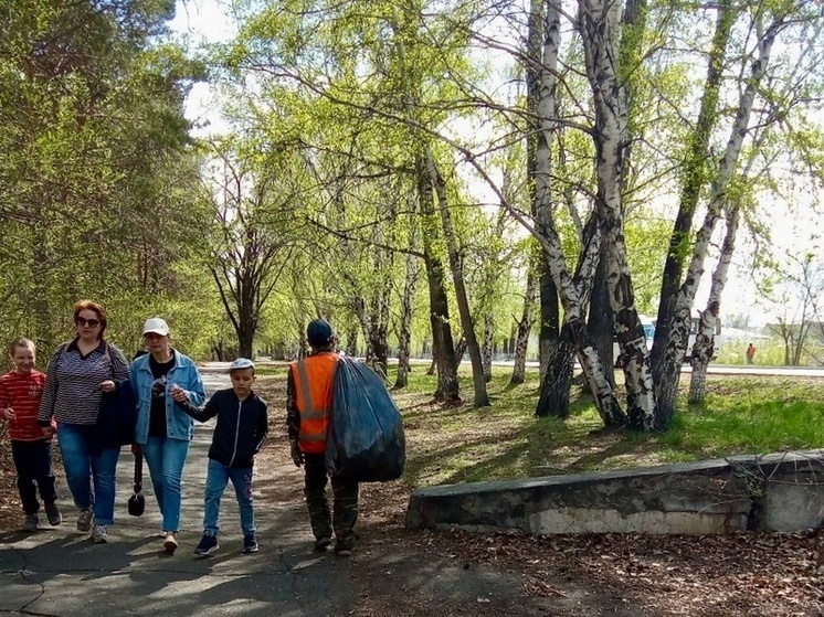 В Кызыле дворники после праздничных мероприятий убирают мусор
