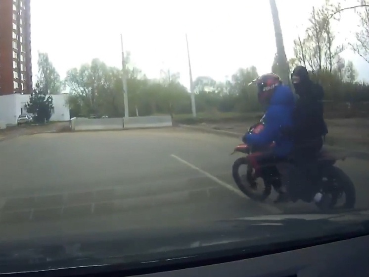 В Ярославле малолетние питбайкеры бросаются под колеса авто