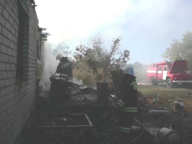Крупный пожар повредил жилой дом в Новой Усмани