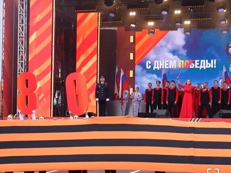 Марфа Николаева исполнила военные песни в Великом Новгороде в День Победы