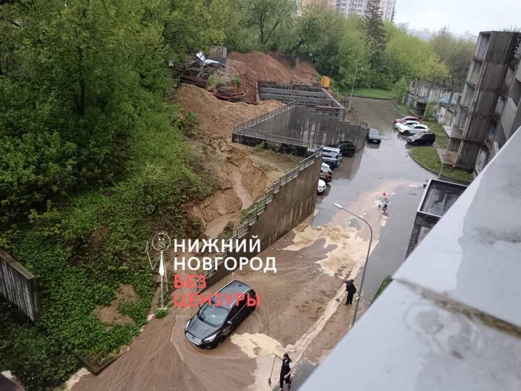 В Нижнем куча песка чуть не «захоронила» припаркованное авто