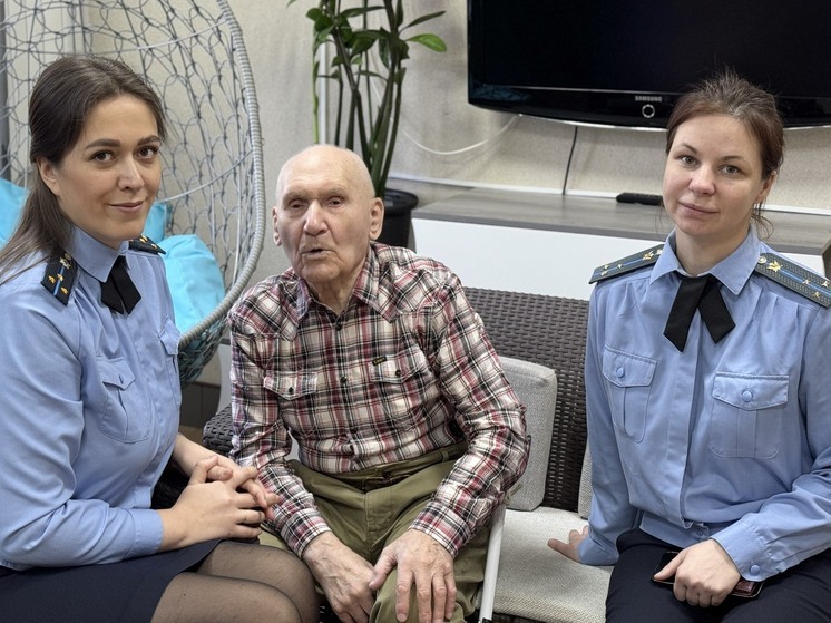 Приставы поздравили ярославского ветерана с Дгнем Победы