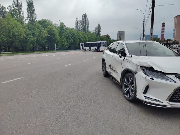 В Липецке пассажирский автобус не уступил дорогу «Лексусу», пострадала автоледи