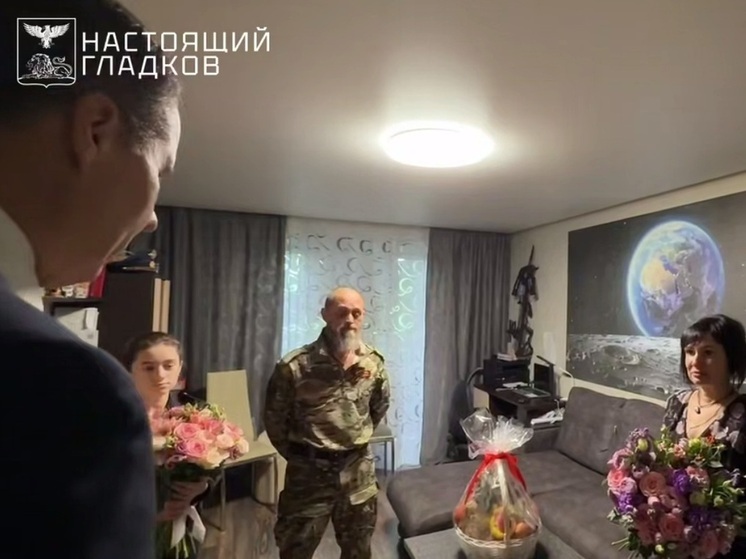 Вячеслав Гладков навестил семью старшего стрелка «Орлана»