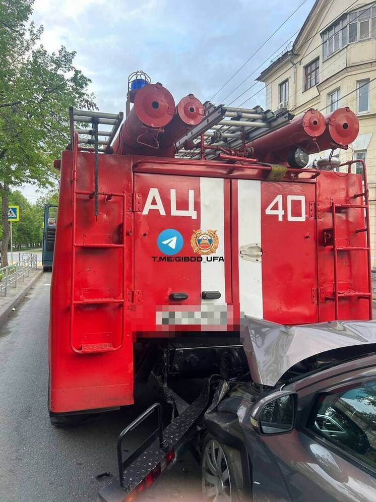 В Уфе при столкновении Lada и пожарной машины пострадали дети