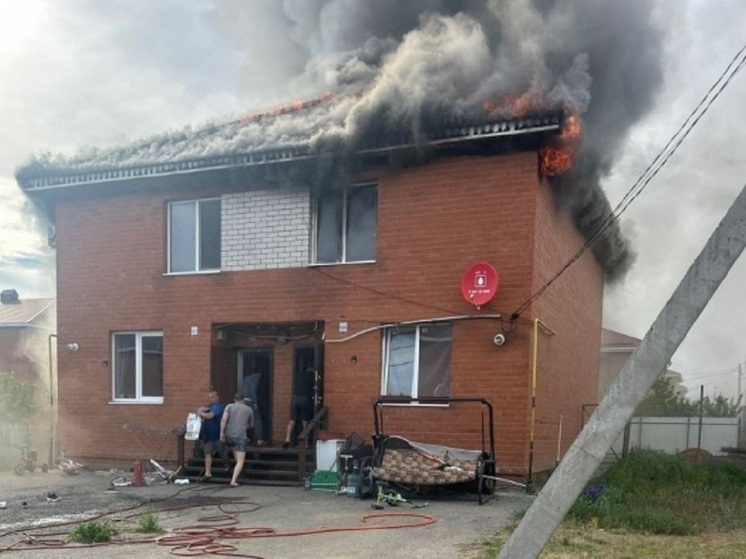 Волгоградцы оказывают помощь семье участника СВО, потерявшей дом при пожаре