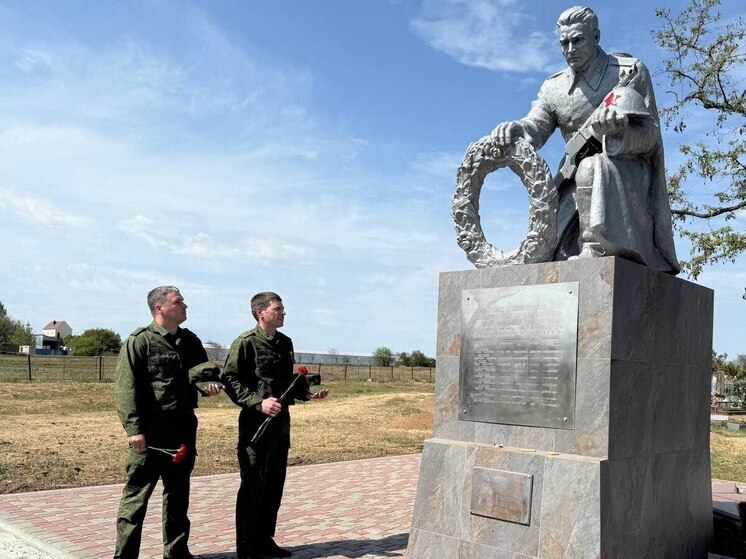 Офицеры херсонского Следкома приняли участие в реконструкции мемориалов ВОВ