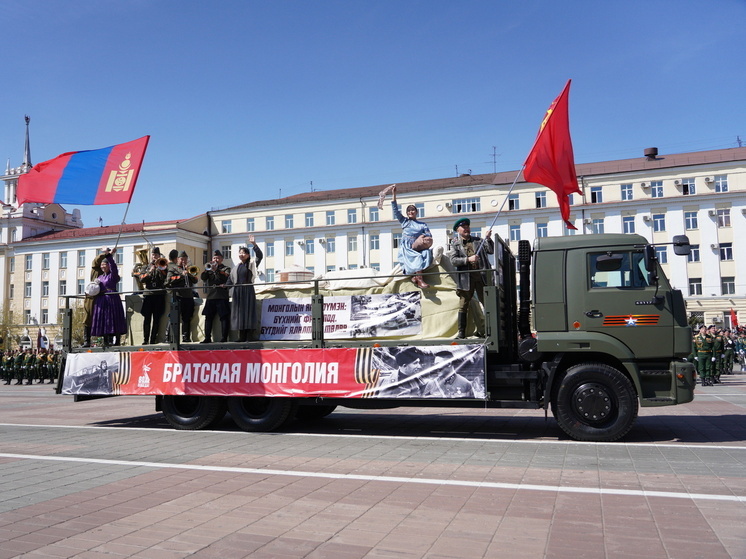 ...Мы победили!... Не стоит спрашивать, когда, где, кто, каким образом. Солнце палило ярко, но жары как будто и не ощущалось — только пот ручьями, суета людей, кипение движений, где переплетались и скорбь, и радость, и воспоминания. Именно там, на том месте, ветеран двух фронтов Николай Богданов сказал мне — так, чтобы услышали все: «Мы победили».
