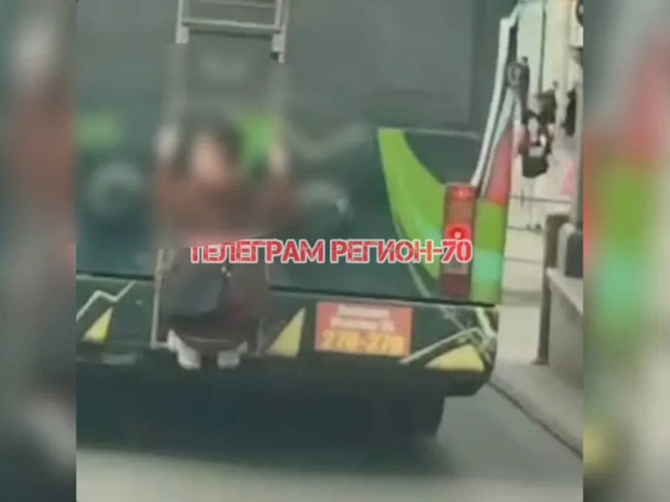 В Томске засняли подростка-зацепера на троллейбусе