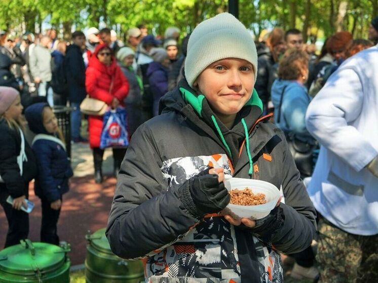 Орловчан впечатлила солдатская каша из парка Победы