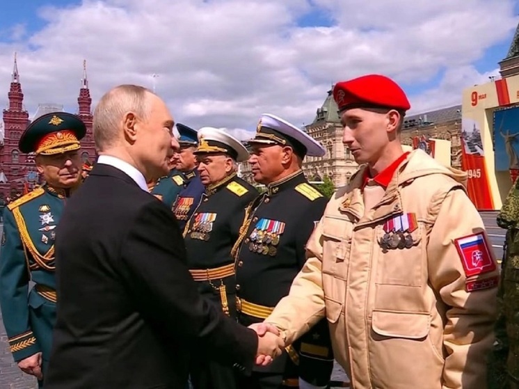Ярославский студент на Параде Победы пожал руку Владимиру Путину