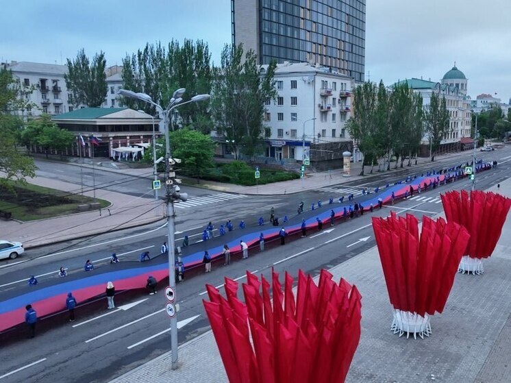 В Донецке развернули 200-метровый триколор ДНР