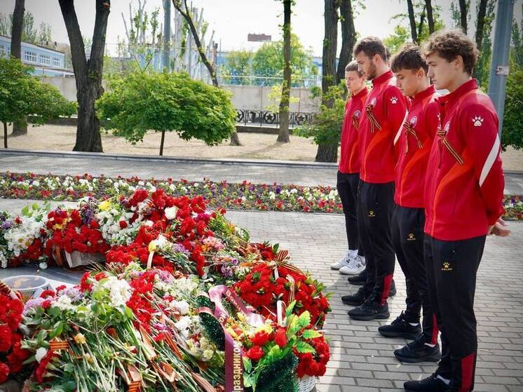 Запорожские футболисты почтили память героев Великой Отечественной войны