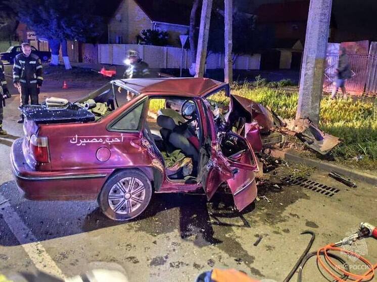 В Мариуполе легковушка протаранила железобетонную опору