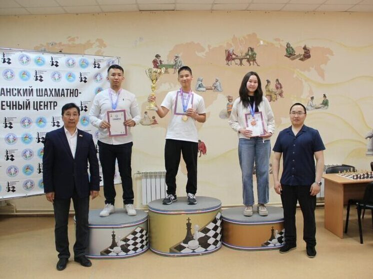 Школьник Александр Иванов стал чемпионом по быстрым шахматам республики