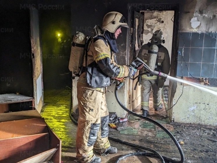 На Урале на площади 650 кв.м горело заброшенное здание