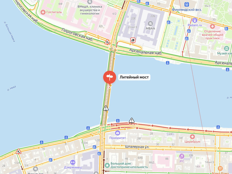 У Литейного моста вновь собралась пробка
