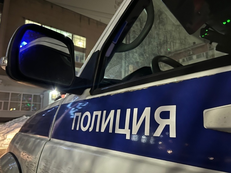В Твери курьер доставки под окнами дома проводил странные махинации с кустами можжевельника