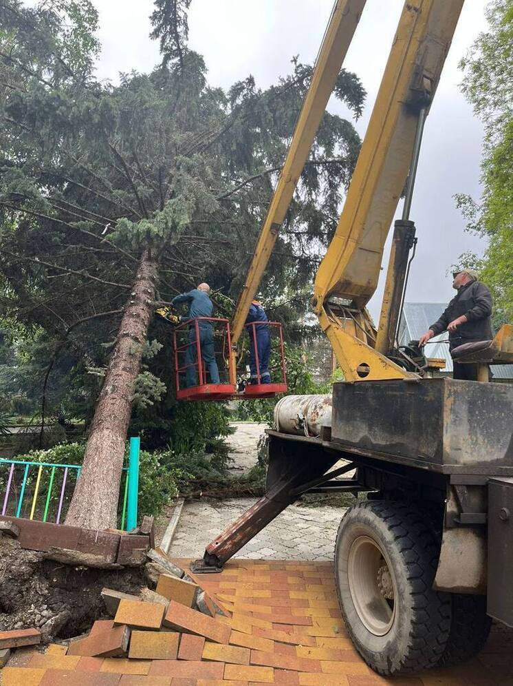 В Черкесске продолжают устранять последствия стихии