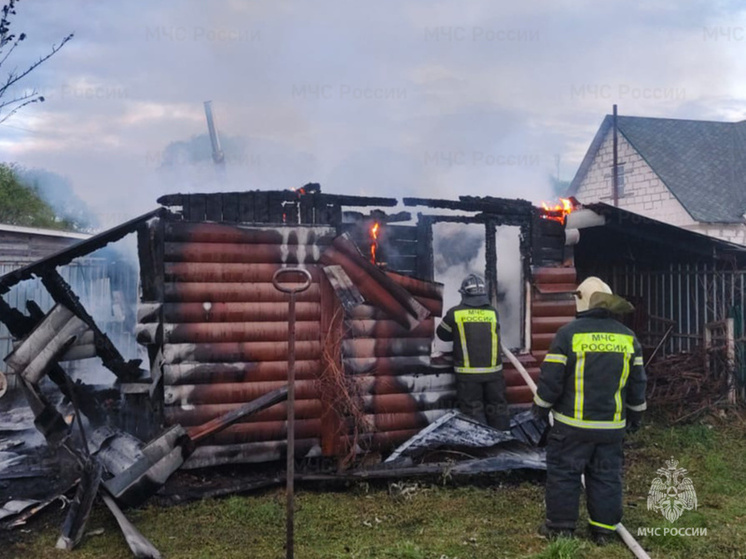 В Жуковском районе восемь пожарных тушили баню