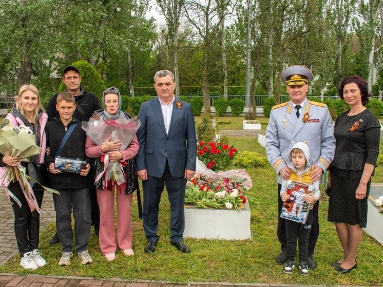 В Мелитополе навестили семью прославленного при освобождении города героя СССР