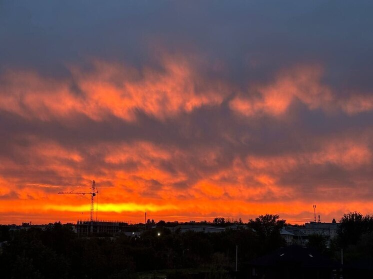 Волгоградцы поделились кадрами «огненного» заката