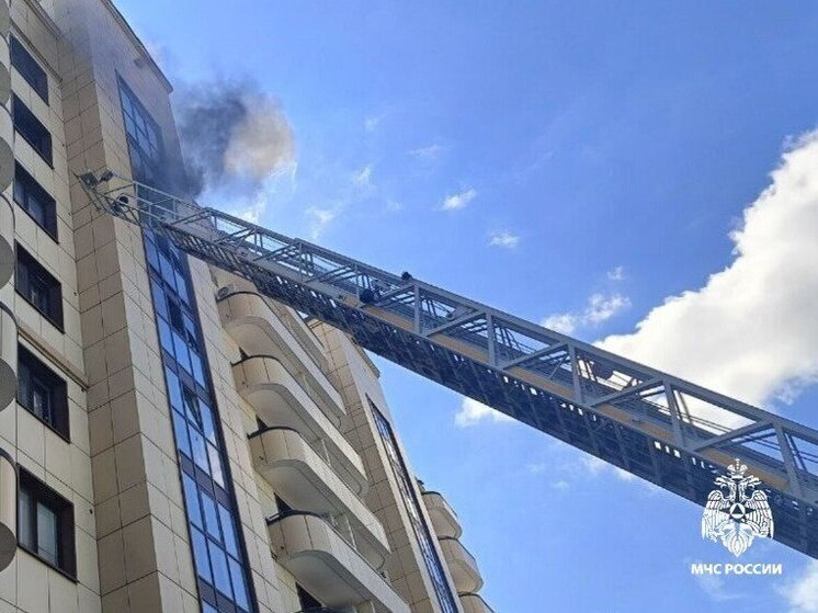 Более 130 человек эвакуировали из горящей многоэтажки в Джанкое