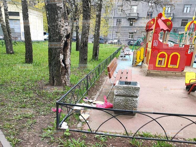 Петербуржцы пожаловались на разбросанный мусор на одной из детских площадок