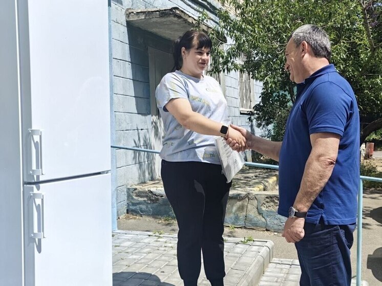 Глава Мелитополя подарил холодильник семье погибшего участника СВО