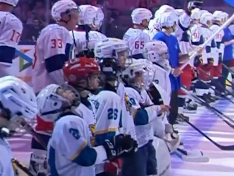 Юные сочинские хоккеисты приняли участие в открытии Гала-матча Ночной хоккейной лиги